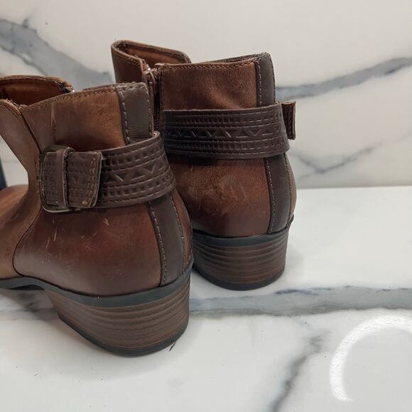 Collection by Clarks Womens Brown Buckle Comfort Round Toe Side Zip Boots Sz 8.5 - Picture 4 of 7